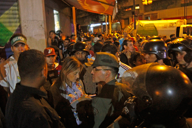 Un grupo de derecha rodeó de manera agresiva la panadería Mansion Bakery en la avenida Baralt de Caracas.