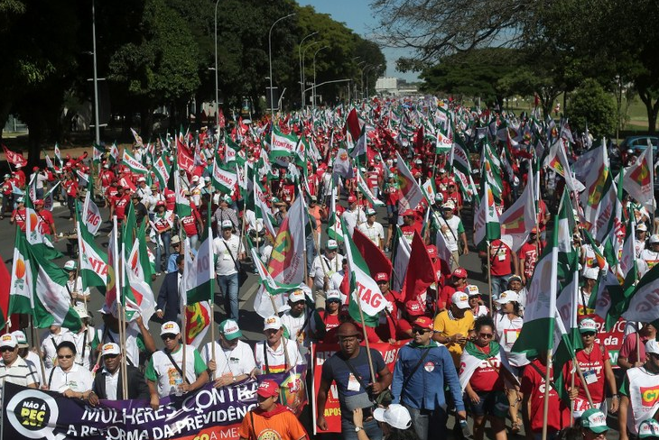 Marchan contra los programas de ajuste del gobierno de Michel Temer.