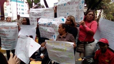 Padres y representante protestan frente al Hospital Dr. José Manuel de Los Ríos