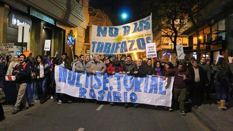 Los argentinos salieron a las calles para rechazar el incremento en las tarifas de servicios básicos.
