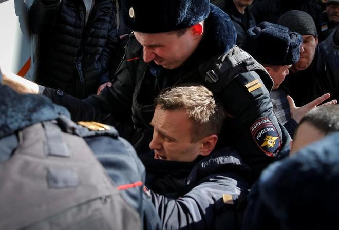 Momento en el que la policía de Moscú detiene al opositor ruso Alexei Navalni.