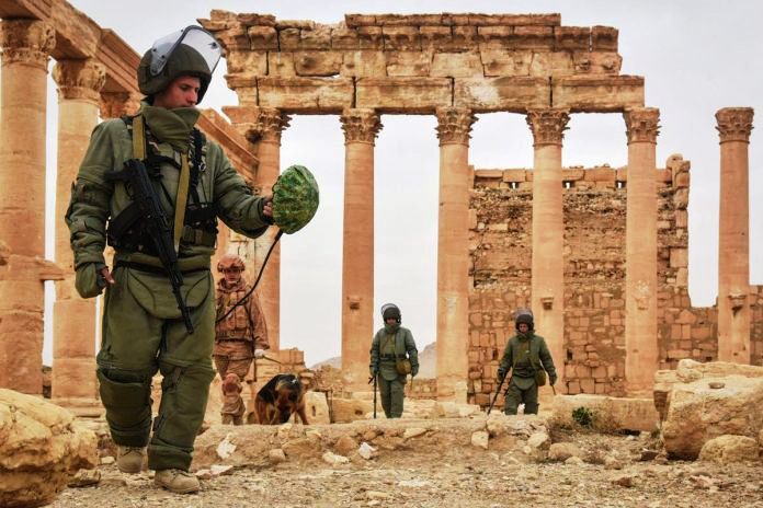 Zapadores rusos en medio del milenario escenario patrimonial que posee la ciudadela de Palmira