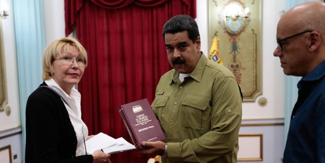 La Fiscal General Luisa Ortega Díaz entrega Informe Final de la Comisión por la Justicia y la Verdad al presidente Maduro