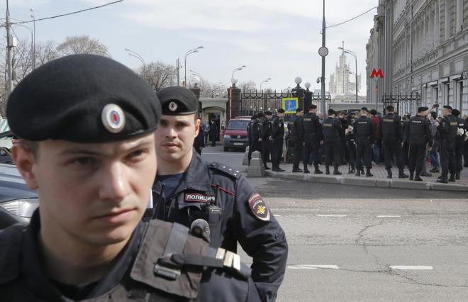 Policías rusos durante la protesta opositora de este sábado en Moscú.