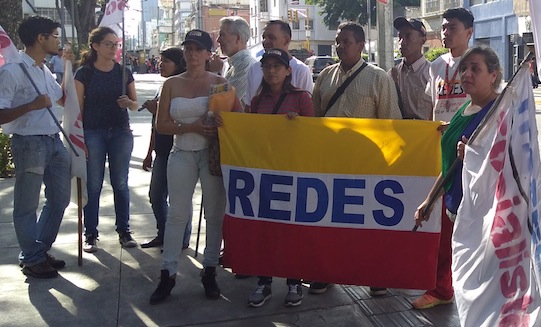 Miembros de REDES y Marea Socialista frente a la Fiscalía General de la República