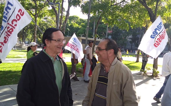 Gustavo Márquez y Héctor Navarro comparten frente la Fiscalía General de la República antes de la entrega del documento
