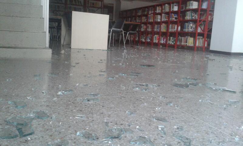 Biblioteca destrozada en la avenida San Martín