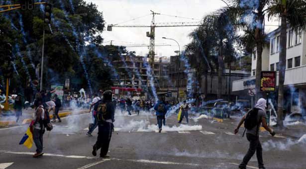 Bombas lacrimógenas fueron lanzadas desde helicópteros para intentar dispersar a manifestantes opositores que protestaban cerca de Chacaito, al este de Caracas.