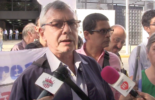 Gonzalo Gómez, miembro de la Plataforma de Defensa de la CRBV en rueda de prensa antes de la entrega del documento, hizo algunos comentarios relacionados con esta nueva situación, con la violación de la Constitución.