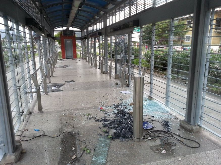1.- Terroristas destrozaron la estación Centenario del Trolebús