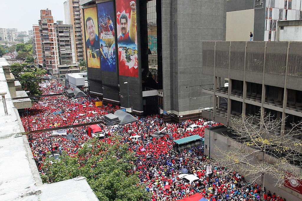 Concentración en la Av Urdaneta de Caracas en apoyo a Maduro.