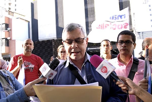 Gozalo Gómez, miembro de la Plataforma de Defensa de la CRBV lee ante los medios el documento entregado a la Fiscalía donde expresan su posición en contra de las sentencias 155, 156