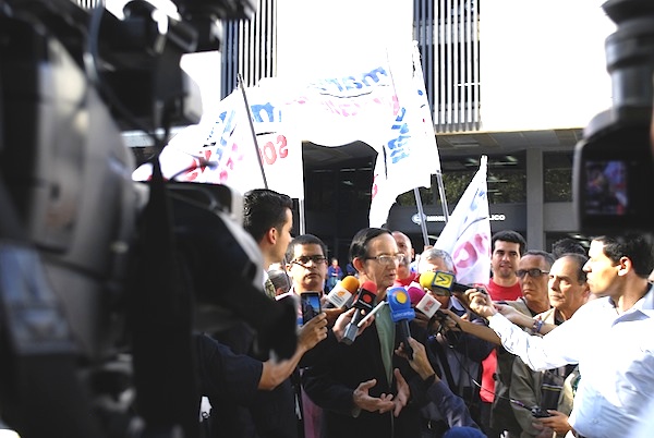 Gustavo Márquez miembro de la Plataforma se dirige a los medios en rueda de prensa frente a la Fiscalía