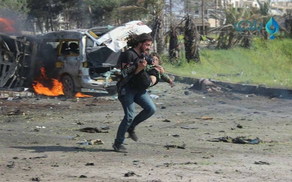 En carrera tratando de salvar la vida  de un niño en el atentado de un coche bomba cerca de Alepo