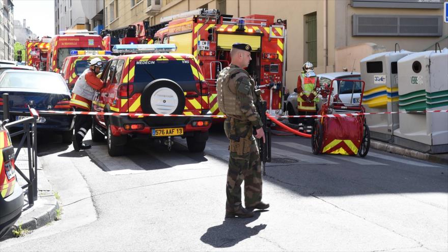 Fuerzas de seguridad francesas presentes en el escenario de una investigación policial en la ciudad de Marsella