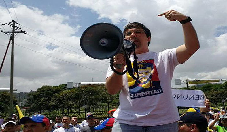 Freddy Guevara quien abiertamente se mantiene en desacato por sus actuaciones denunciadas por el Jefe de Estado, dirige sus acciones de protestas en plena calle.