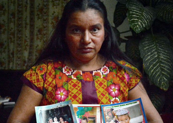Rosa Ramírez Tolentino lleva siete años recolectando pruebas para demostrar la inocencia de su esposo, Adan de la Cruz, quien está en prisión acusado de secuestro. Según su abogado de la Cruz –que no habla español– no tuvo un traductor cuando lo procesaron.