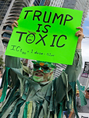 "La ciencia tiene principios, Trump no", afirmaba una pancarta, mientras otros manifestantes declaraban que “no hay señales de vida inteligente en la Casa Blanca”. En la imagen, un detalle de la protesta organizada en la ciudad de Miami en el contexto del Día de la Tierra 