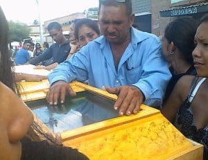 José Urbano. Junto al féretro de su hijo Luis. Víctima de sicariato policial en el Estado Anzoategui.