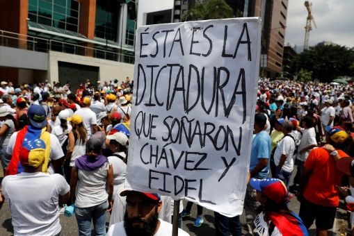 El gobierno "autoritario" de Venezuela es tan brutal, que a la oposición que sale a manifestarse convocada por la MUD no parece quedarle otra que atacar e incendiar hospitales", cuestiona el profesor Bosch.
