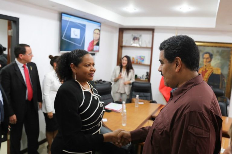 El presidente Maduro con la Secretaria General de la AEC, June Soomer