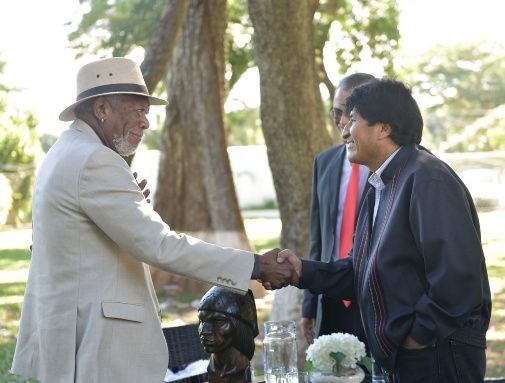 El presidente Evo Morales es entrevistado por el actor estadounidense Morgan Freeman, en instalaciones de YPFB.
