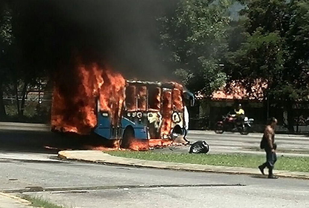 Ultraderecha estudiantil incendia unidad del transporte público