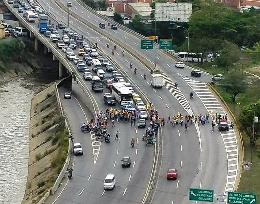 Remanentes de activistas opositores, (ya en sus acciones desgastados por la ausencia de líderes) se burlan de la ciudadanía al bloquear  una súper-autopista Francisco Fajardo en Caracas.  Nótese la ausencia de la autoridad policial en el sitio, aunque eran monitoreados desde la distancia.
