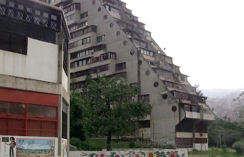 Desde este edificio, Parque 2,  lanzan piedras a los transeúntes