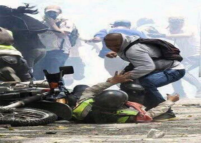 Policías Bolivarianos se salvaron en ser linchados hoy por tuba opositora