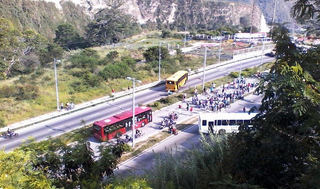 En la tarde estudiantes de la vecina Universidad Territorial Klever Ramírez se sumaron a las protestas y bloquearon ambas vías de la autopista Mérida—Ejido y el sistema Trolebús de Mérida.