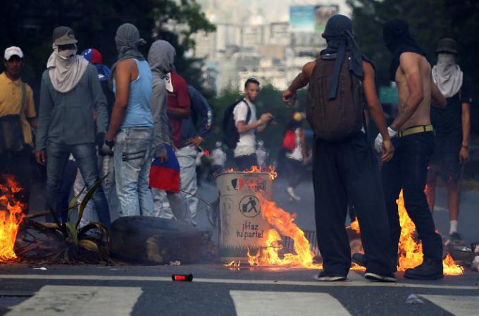 Manifestantes violentos colocando barricadas en Altamira en abril de 2017, tal y como en 2014.