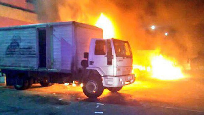 Este pasado lunes fueron incendiados una clínica móvil del programa gubernamental  Misión Nevado,  y varios transportes de alimentos y logística institucional de CVAL.