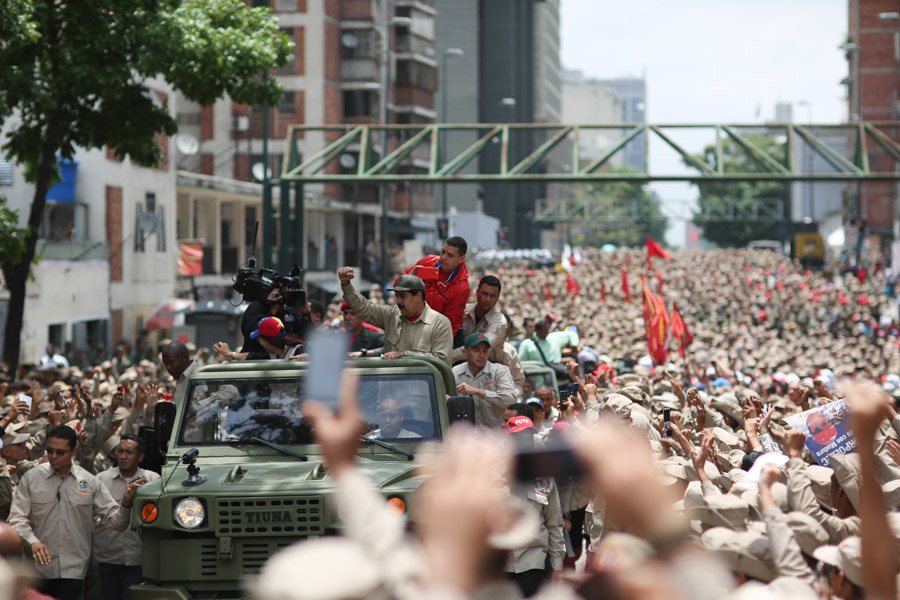 Una marea de Milicianos rodea el arribo del Jefe de Estado Nicolás Maduro