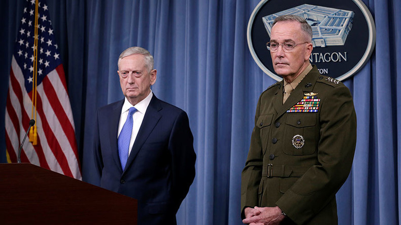 El jefe del Departamento de Defensa de EE.UU., James Mattis (izquierda), y el jefe del Estado Mayor Conjunto de EE.UU., Joseph Dunford, durante una rueda de prensa del Pentágono en Washington