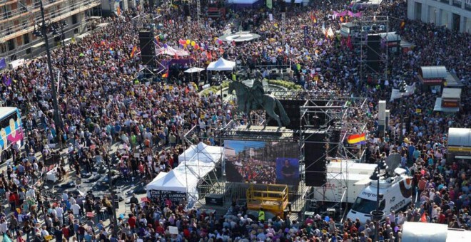 Miles de personas participan en la Puerta del Sol de Madrid en la concentración convocada por Podemos en favor de las mociones de censura contra Mariano Rajoy y la presidenta de la Comunidad de Madrid, Cristina Cifuentes.