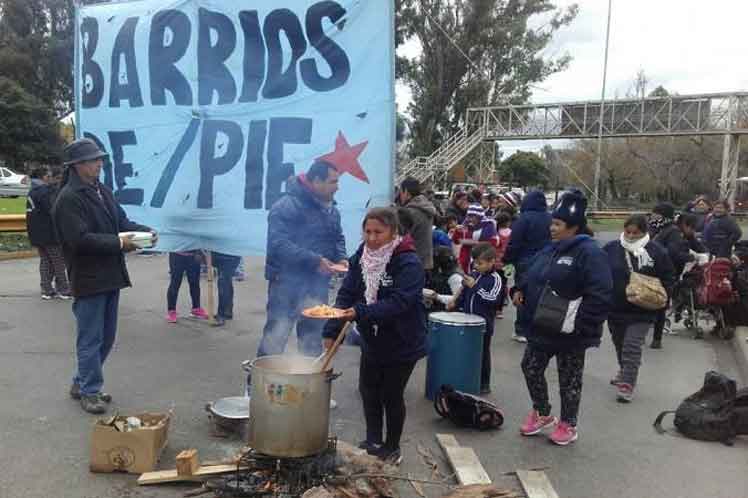 En Argentina manifestantes plantaron grandes cacerolas donde cocinan alimentos para los más necesitados