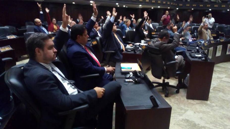 Penoso escenario de la Asamblea Nacional en donde unos 20 diputados de oposición levantan la mano