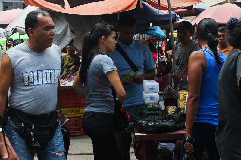 En las puertas del mercado de Quinta Crespo operan delante de agentes de seguridad, mientras que en Catia actúan a sus anchas.