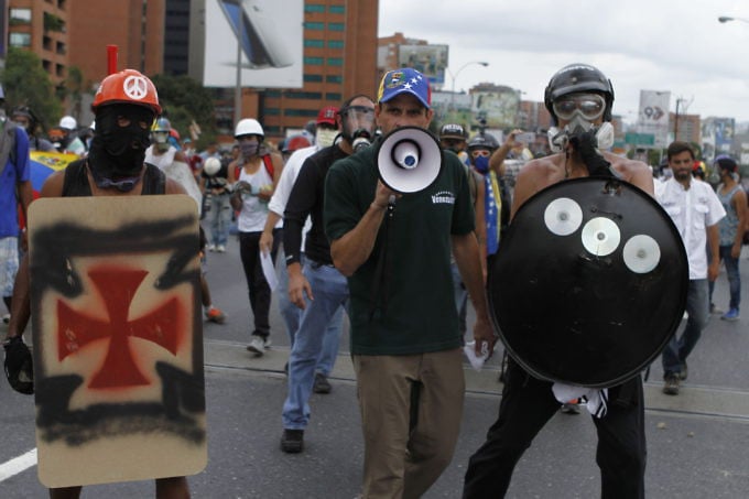 Henrique Capriles, gobernador del estado Miranda, nuevamente se dejó ver junto a encapuchados y personas con máscaras antigas y escudos, listos para atacar a los cuerpos de seguridad con bombas molotov.