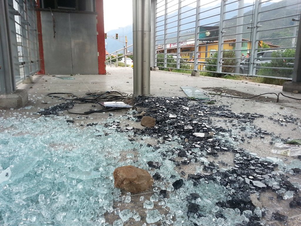 Manifestantes violentos destrozaron estación Centenario del Trolebús en Ejido durante el plantón