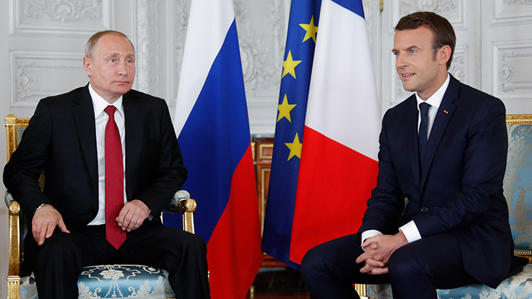 El presidente de Rusia Vladimir Putin y su homólogo de Francia, Emanuel Macron