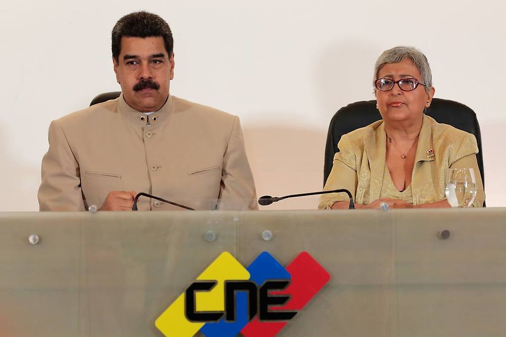 El Presidente Nicolás Maduro junto a la Presidenta del Consejo Nacional Electoral, Tibisay Lucena