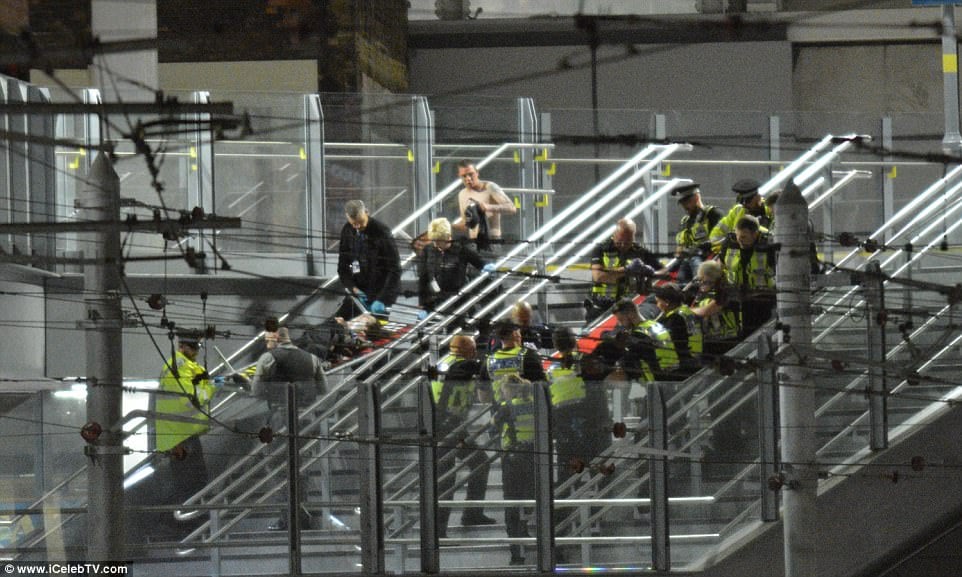Sacan víctimas de la explosión luego del concieto en el Manchester Arena