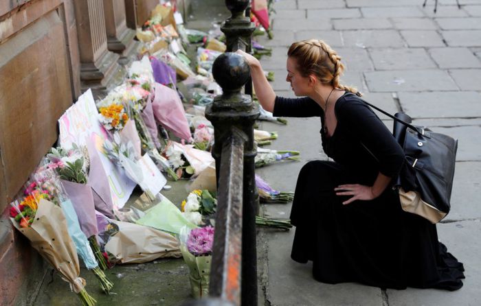 Ofrendas florales en las afueras del Manchester Arena donde ocurrió el atentado terrorista
