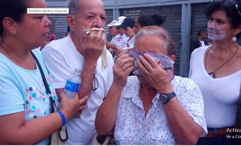 Abuelos sufren la represión de los cuerpos de seguridad venezolanos