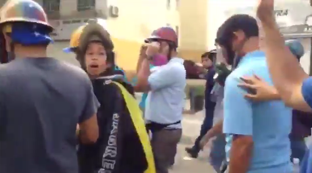 El niño aprendiz de guarimbero camina con Capriles y le dice: "No vayas a pedir paz"... "No queremos elecciones, estamos atrincherados".