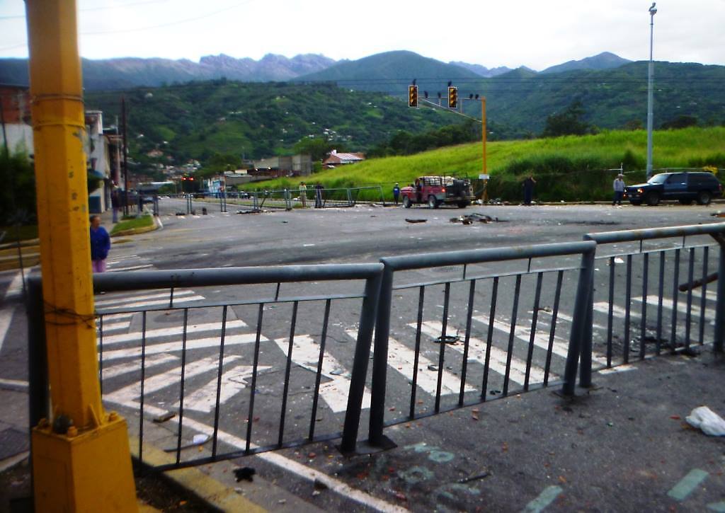 El sector de Pie del Llano una de las rutas de ingreso por la avenida 16 de Septiembre para el Hospital Universitario de Los Andes fue totalmente bloqueado el lunes por las bandas violentas de la oposición.