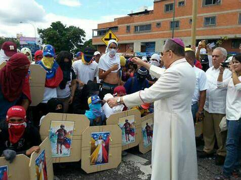El arzobispo de Barquisimeto bendice la violencia