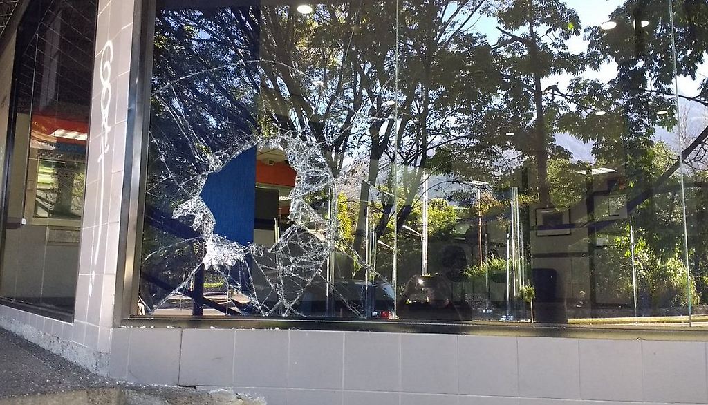 Un grupo de encapuchados presuntamente financiados por la Mesa de La unidad Democrática (MUD), atacaron las instalaciones  del Banco Exterior.